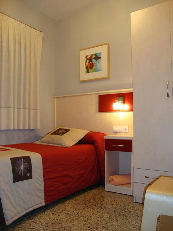 Hostal Badalona Exterior photo